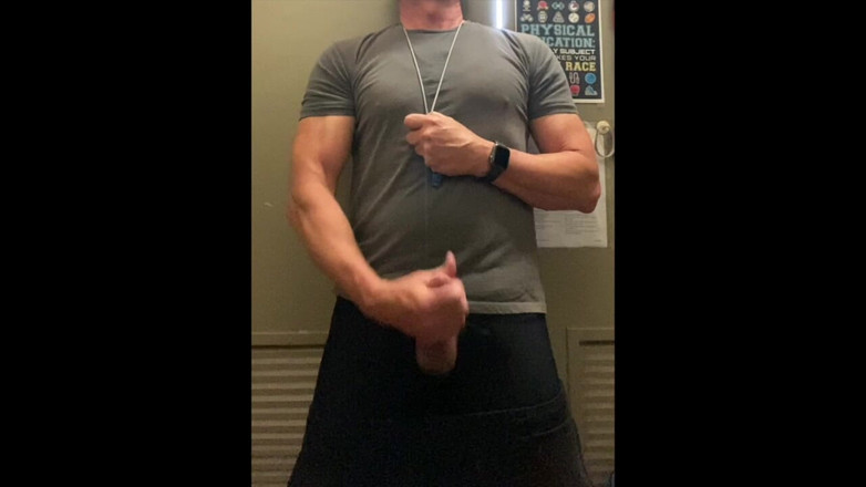 JockDad87: Jockdad87 décharge son sperme dans le placard d’Équipement Agaion