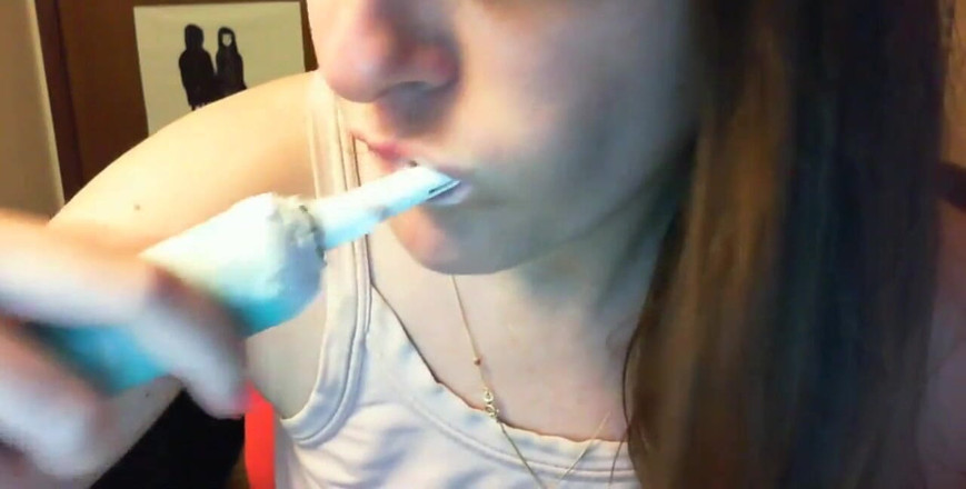 Nicoletta Embassi: Uimitoare cu fetiș dur cu masturbare cu periuță de dinți ,...