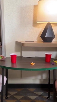 Twee sexy milfs strippen tijdens het spelen van een ondeugend lesbo-spel