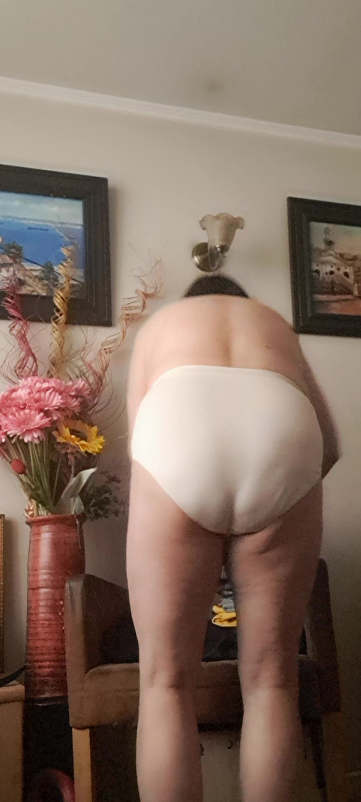Mommy big hairy pussy: MILF putzt zuhause