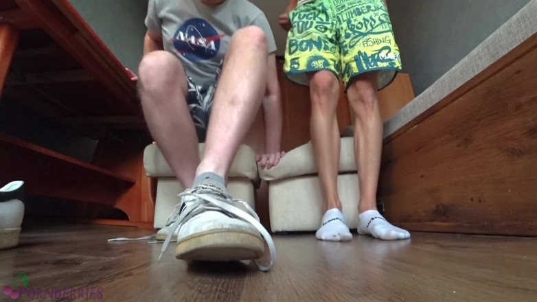 Ethan Alex: Scarpe da ginnastica, calze e piedi nudi- due padroni ti...