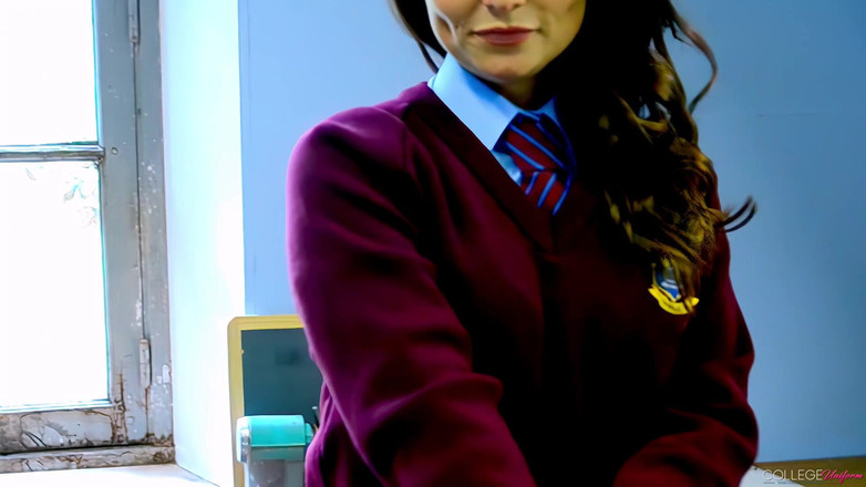 College Uniform: Carla brown diseragamkan dengan seragam sambil ngobrol