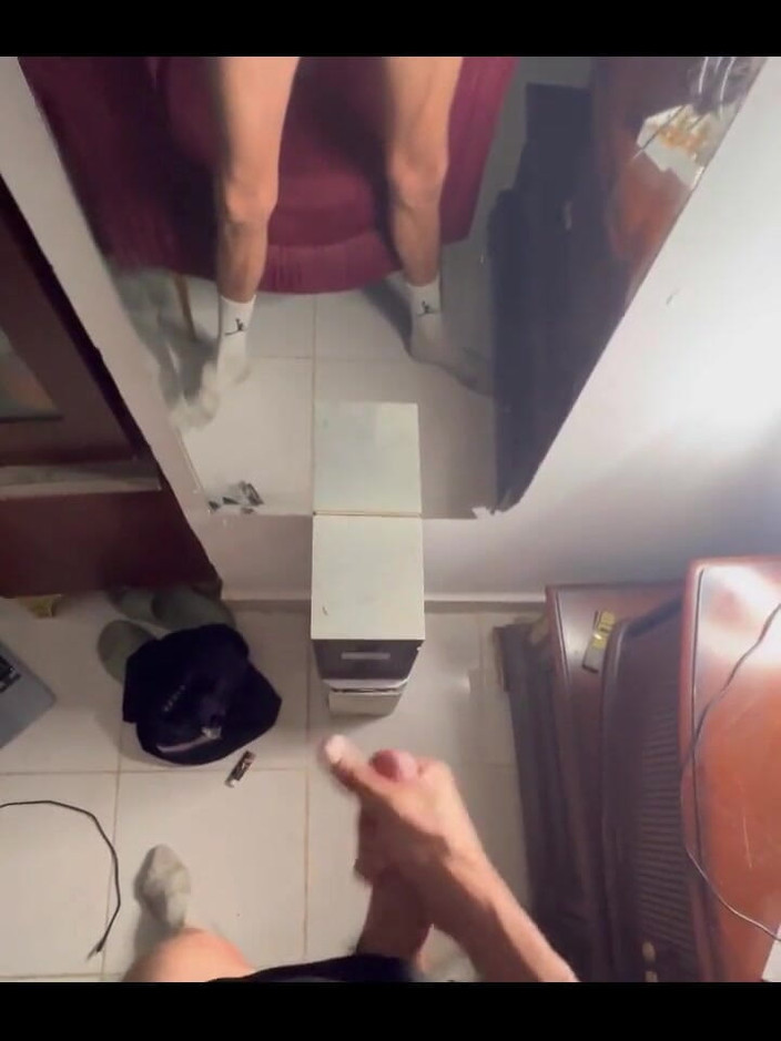 ARAB HUNG TWINK: Арабский твинк с большой елдой дрочит его толстый член после тренировки