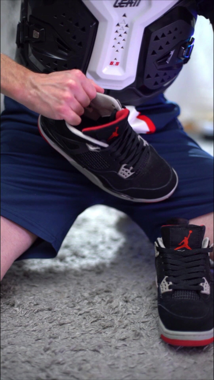 Sneakersmax98: Gioco con le sneaker retrò iv e sborrata dentro