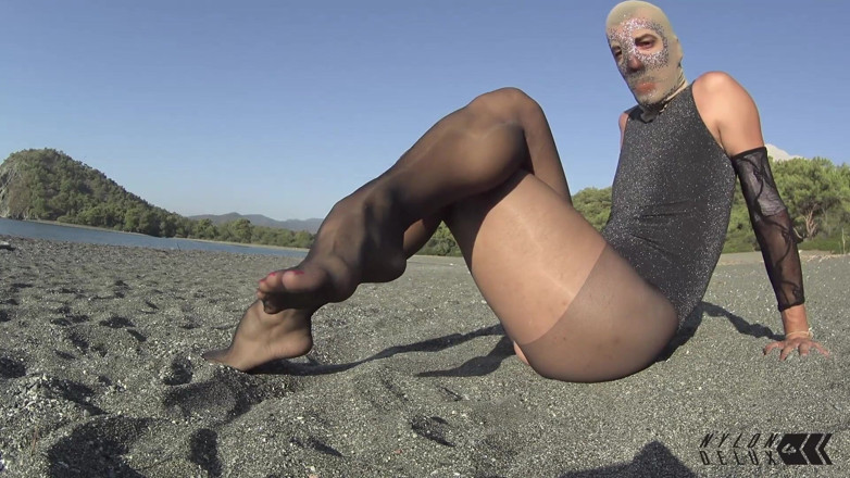 Nylondelux: Pantyhose Ripping on the Beach