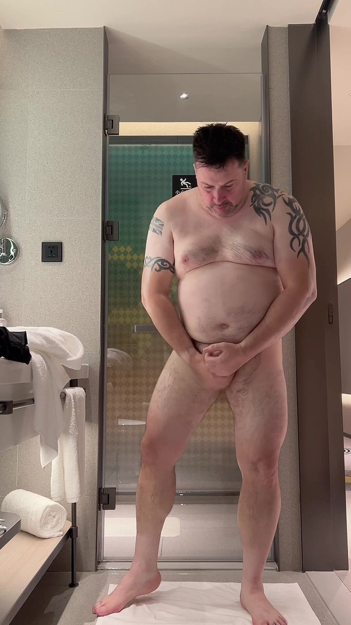 uktattooedchub74: Пухлий хлопець приймає душ