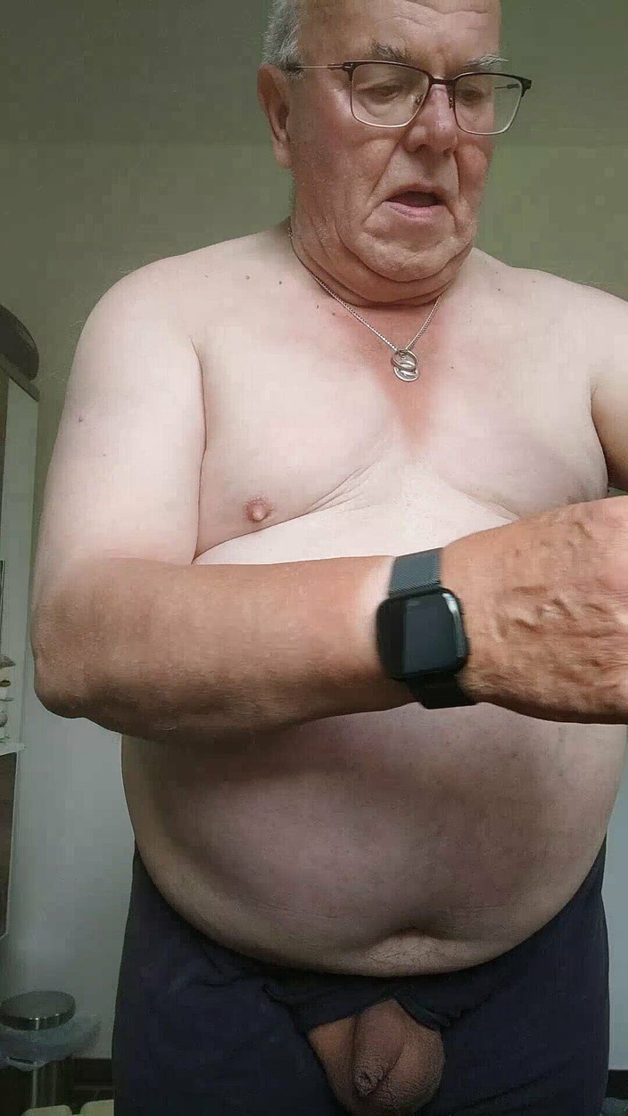 Karlchengeil: Aku, pantatku, ikat pinggang, toketku