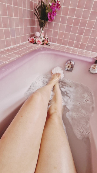 Daphnee Lecerf: Rubbing my feet on a bath flower