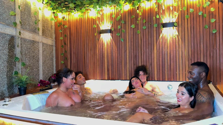 KataleyaGil: Spectacular Interracial in Jacuzzy in Medellin