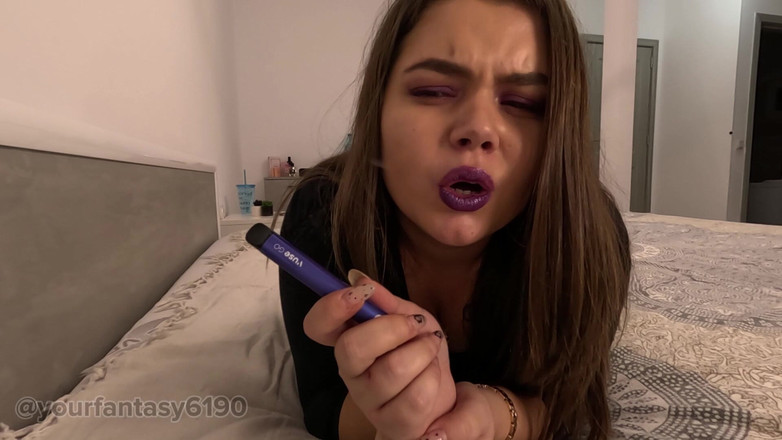 Your fantasy studio: Vaping dan kentut dengan ekspresi wajah yang bagus