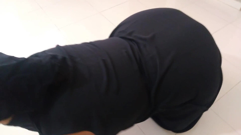 Aria Mia: A una hermosa mujer árabe le ofrecen dinero en efectivo para...