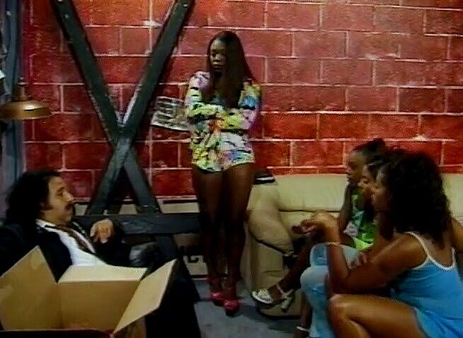 Alfacontent: रॉन जेरेमी आबनूस लड़कियों की गांड के छेद पीटते हुए