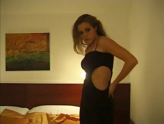 Flash Model Amateurs: Cewek sange ini lagi asik nonton dan merekam video seksnya