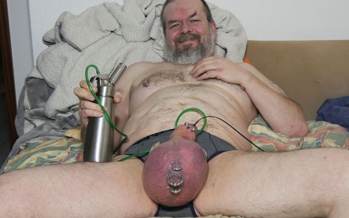 Qualzucht: Jag blåser upp min pungen till enorma storlek och sperma!