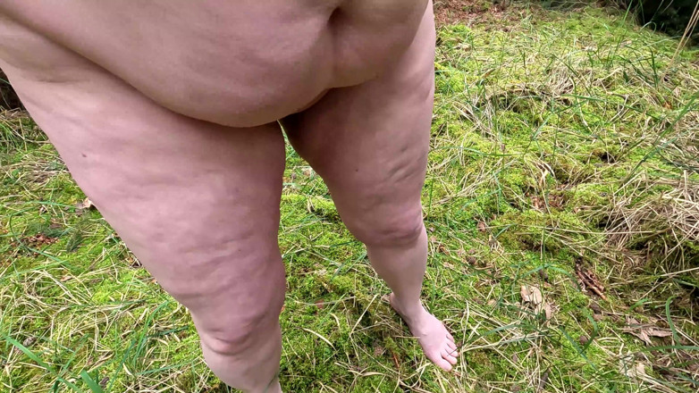 Bouncy Tits Action: Kompletní nahá dívka v lese a bičování jejího těla a...