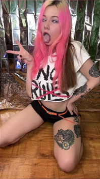 Ahegao neckt rosa haare