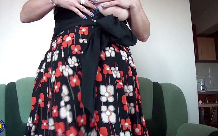 Mature Solo NL: Sexy mature with big ass and big boobs is playing...