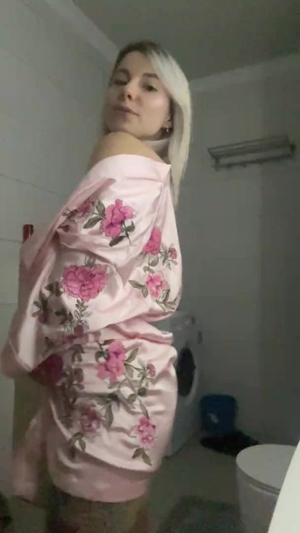 Vik1one: Vollbusiges schätzchen tanzt im badezimmer