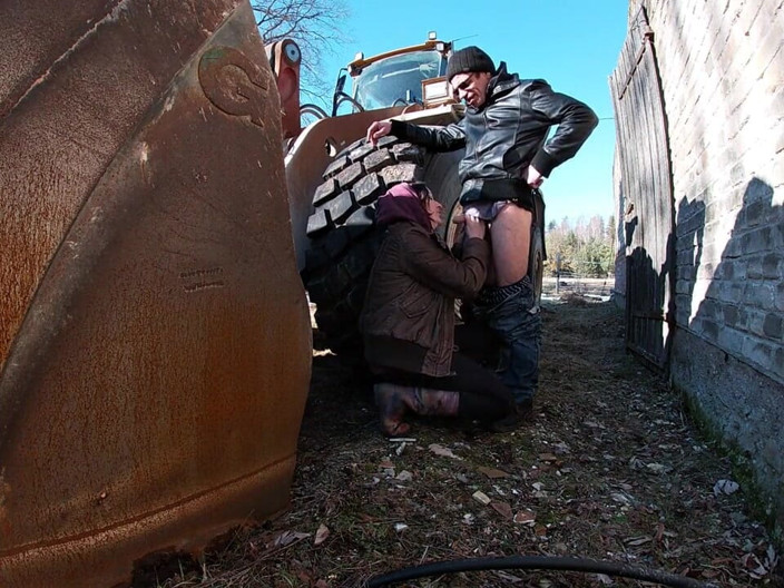 Hera Harding: Country babe is sucking a worker's dick