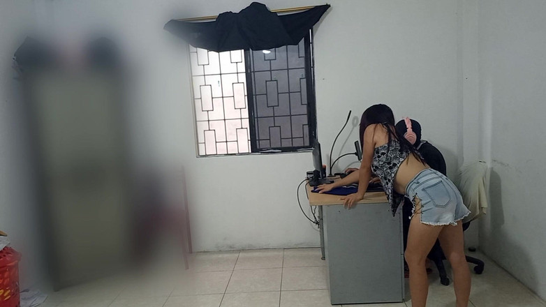 NEGRITA SEXY: Moja przyrodnia siostra czyści mój pokój, a następnie wychodzi, a...