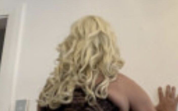 Stephanie Luvsit: Stephanie Luvsit需要她的假阳具