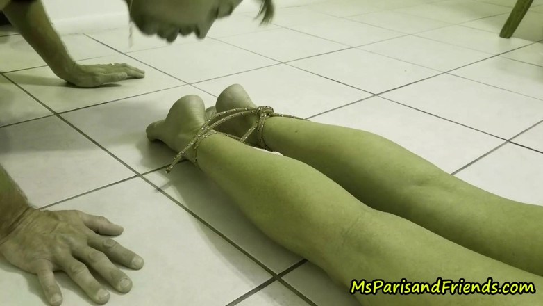 Ms Paris and Friends: Поклонение ступням домохозяйки в бондаже 3