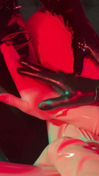 Ava Fetishart et pervers utilisent et baisent du caoutchouc, partie 2