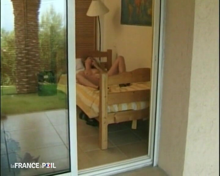 Rue Chaude: Una bella cagna sputa un uomo per leccarle il seme.