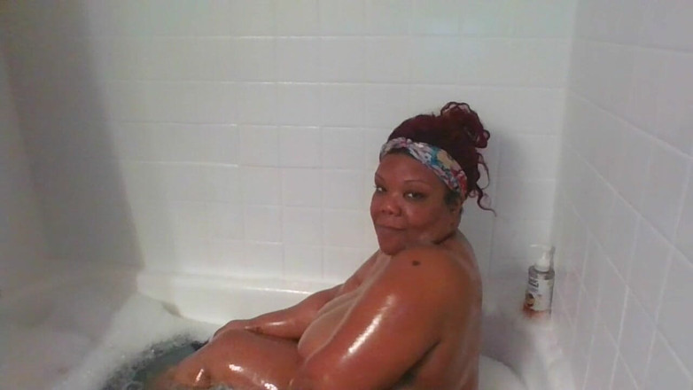 Busty queen: Take a bubble bath with me
