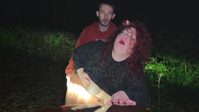 abricot sucree: Kleine Schlampe wird nachts im Wald gefickt