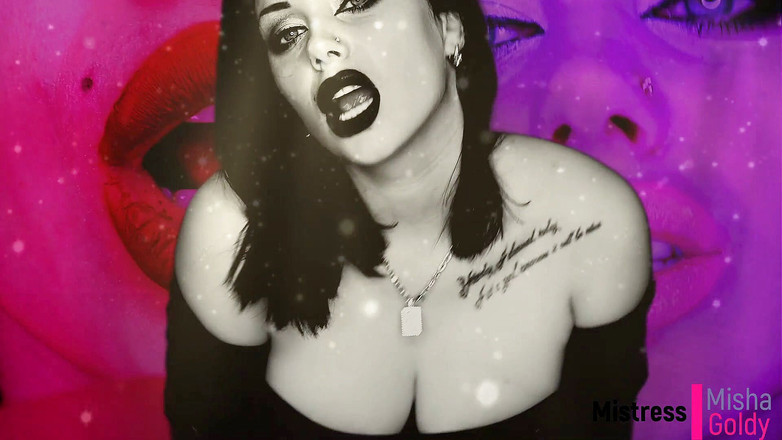Goddess Misha Goldy: Betoverende drievoudige lipstease met JOI
