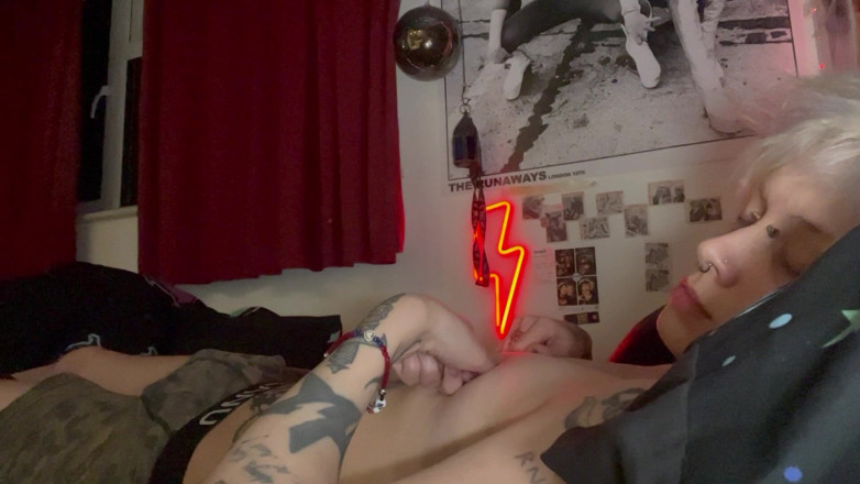 Glitterqueen1999: Glitterqueen1999 Edging Nipple Play Nipple Twisting Cumming Goth Tattoos Piercings