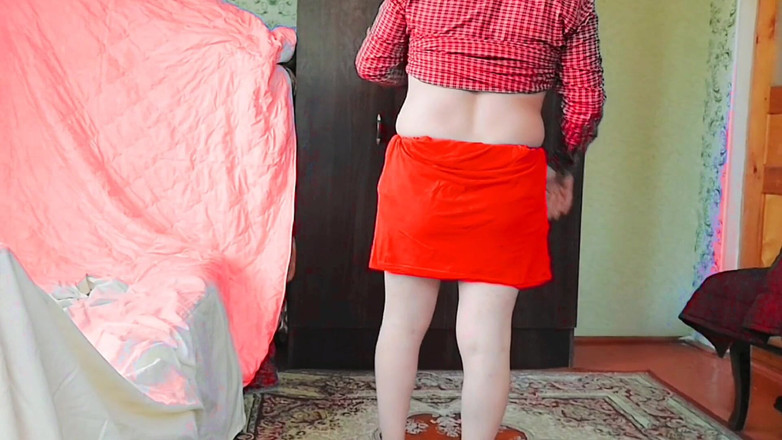 Kitty_Cross: Jucăuș efeminat se mișcă încet în cur pentru a ispiti pe toată...