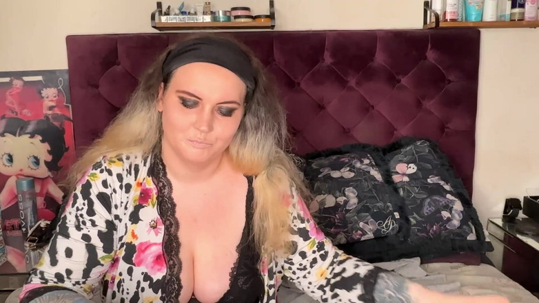 MissFFW: キンキーな娼婦が変態の夜のためにメイクをする