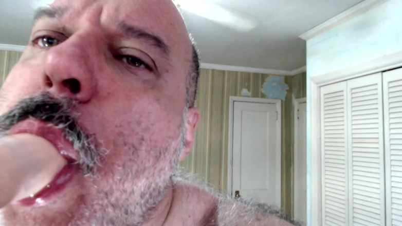 BullMuscleJoe: Bullmusclejoe suge un vibrator pentru tine!