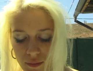 Flash Model Amateurs: Seksi sarışın kız küçük bir yüzme havuzunda açık havada mastürbasyon...