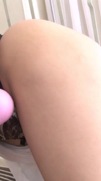 Asyalı zevkler sahne 3_pretty Asyalı esmer iki yarakla üçlü grup seks yapıyor