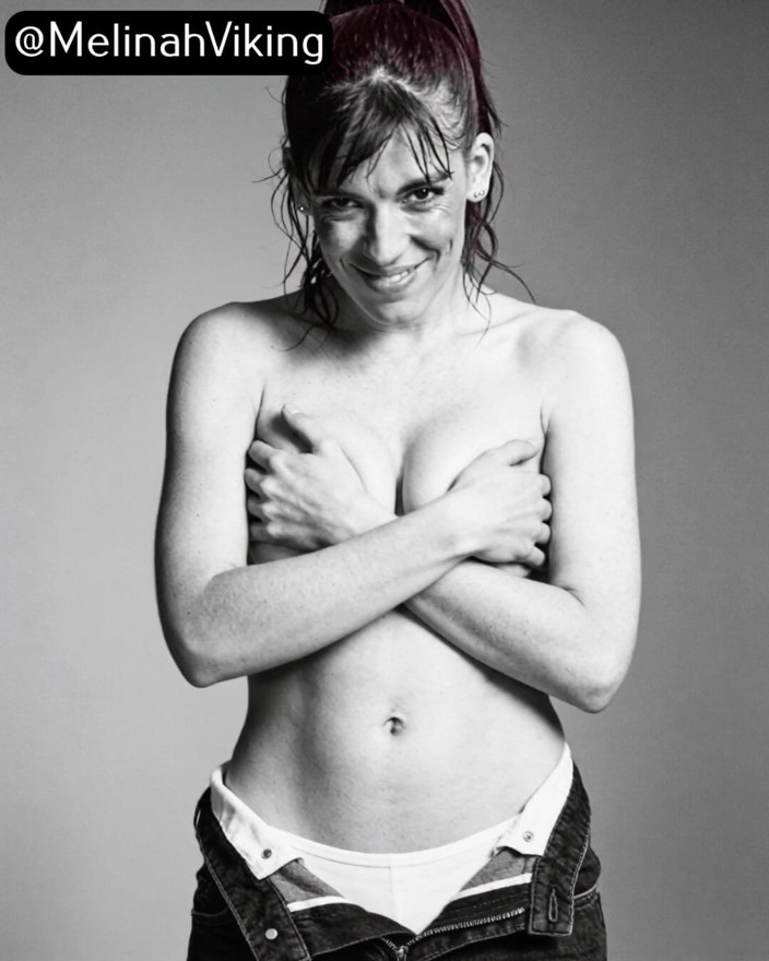 Melinah Viking: B&amp;w servizio fotografico in topless