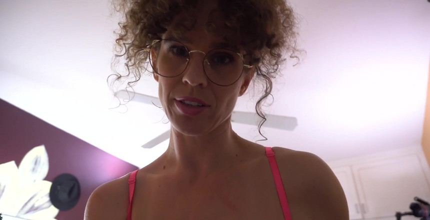 VibeWithMommy: 人妻的朋友说服你欺骗我老婆的朋友完全勾引了我...她进来为我脱衣服！