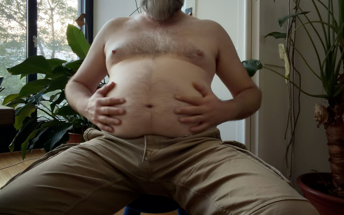 Beardedcummer: Big Bear Admires His Hairy Tummy
