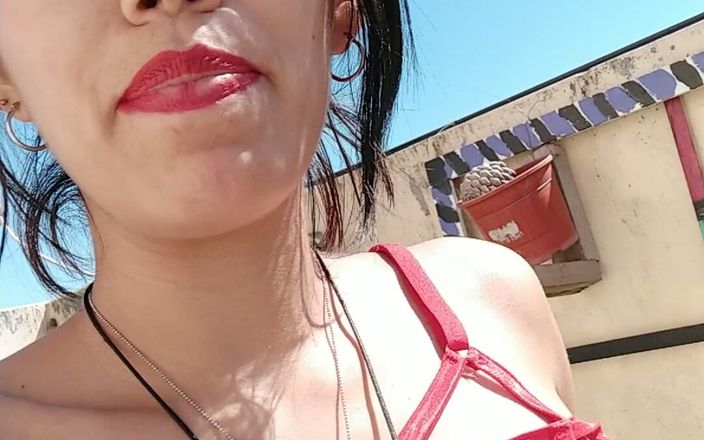 Meretblack: Brunette Masturbating Her Big-lipped Pussy and Ending with a Squirt