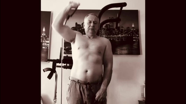 Alex Art: Silny mężczyzna masturbuje się po treningu