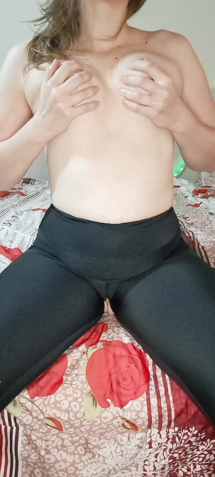 Flor_latina: ベッドの上で破れたズボンで自慰行為とクソの女の子