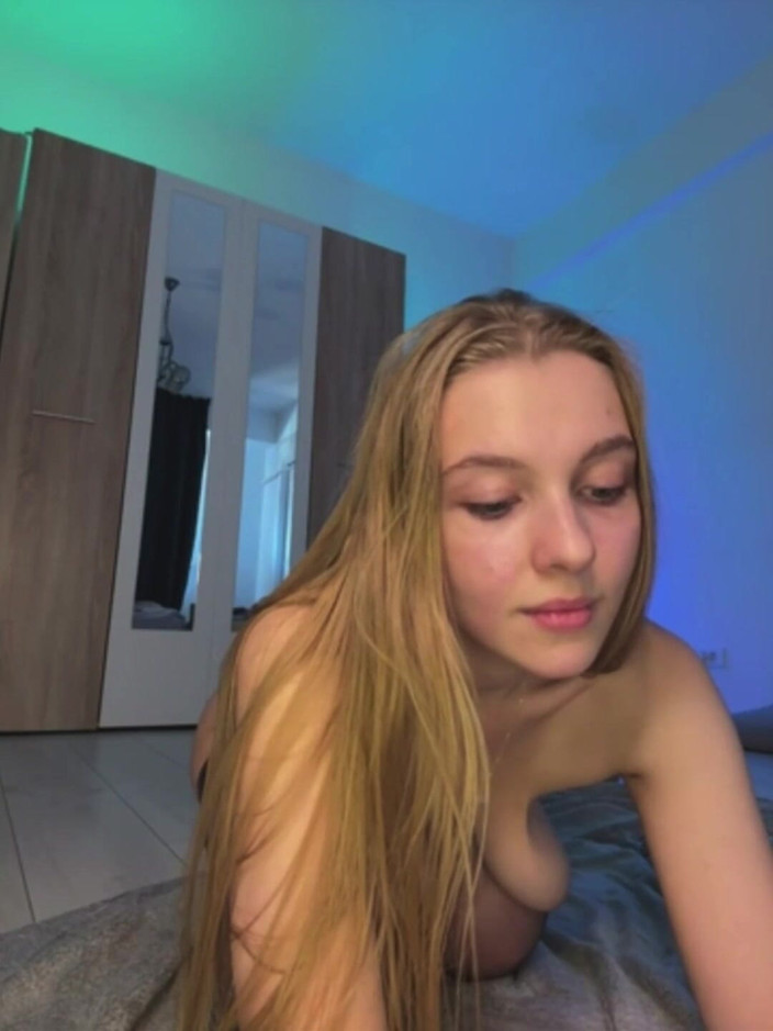 JuiceLussie: Playing with a Rubber Band and a Pussy and a...