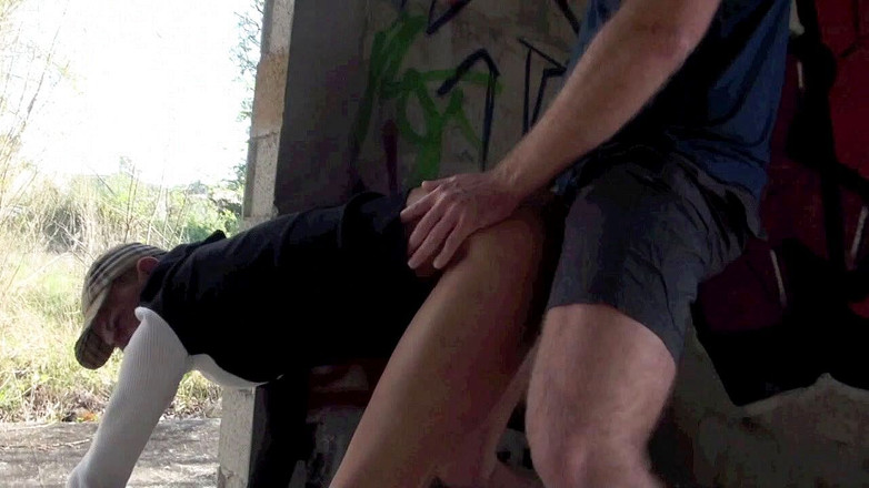 Crunch Boy: Un twink utilisé par une barbe dans un exhib en...