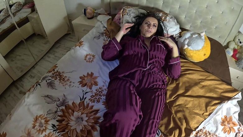 MilfyCalla: Задержка дыхания в атласной пижаме - пухлые ягодицы, красное лицо и интенсивная борьба