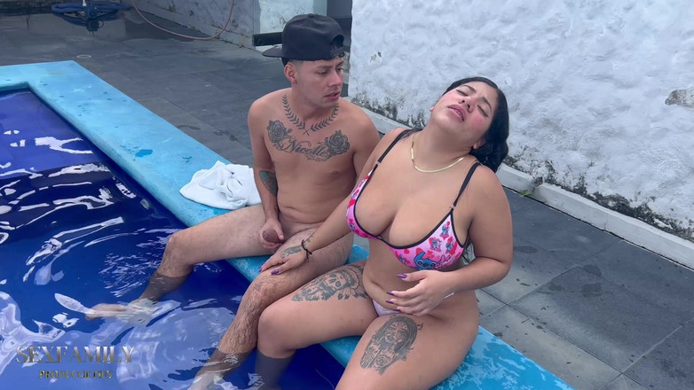 Bigboobssex: Mi hermanastra india se broncea junto a la piscina en...