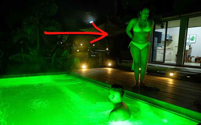 XxHomeMade: Dans un jacuzzi public, il éjacule dans sa chatte