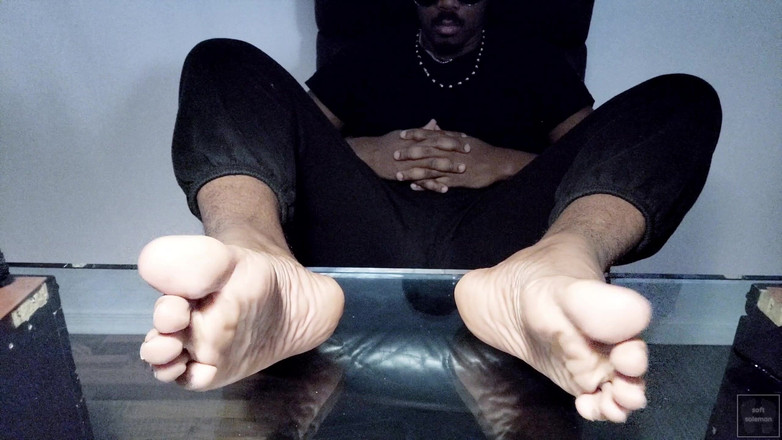 Soft Soleman: Odhaluji své lesklé mužské podrážky (2025)