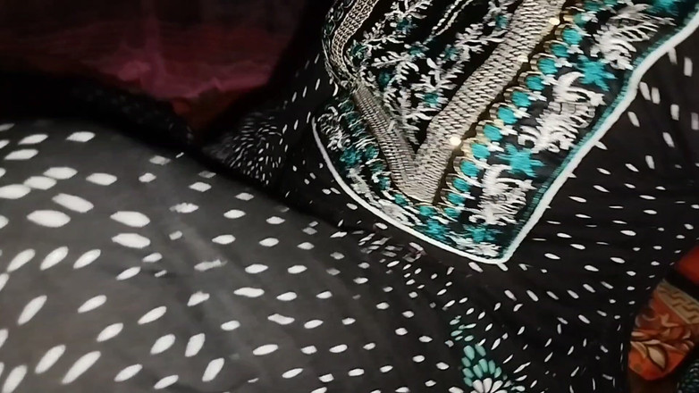 Deshi women: 쪼이는 보지를 가진 마을 소녀 야외 섹스 비디오, 인도 야외 섹스 비디오